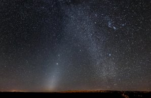 Fotografie zachycuje jev známý jako zodiakální světlo vznikající rozptylem slunečního záření na částicích prachu Autor: Z. Levay