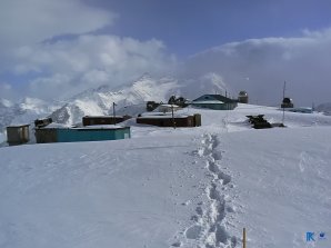 Observatoř Terskol po několika-hodinovém výstupu je na dohled Autor: Petr Kačer