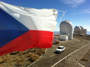 Česká vlajka zavlála v roce 2012 na Dánském 1,54 m dalekohledu. ESO, La Silla, Chile Autor: Zdeněk Bardon