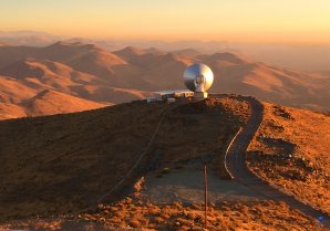 Radioteleskop SEST těsně před západem Slunce. ESO, La Silla, Chile Autor: Zdeněk Bardon