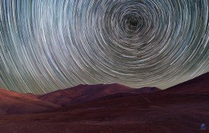 Dráhy hvězd nad observatoří ESO, La Silla v Chile prozrazují polohu jižního nebeského pólu Autor: Zdeněk Bardon