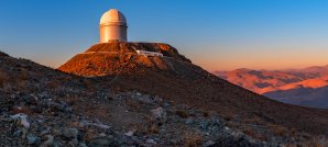 Panorama části pouště Atacama s kopulí dalekohledu ESO 3,6 m. ESO, La Silla, Chile Autor: Zdeněk Bardon