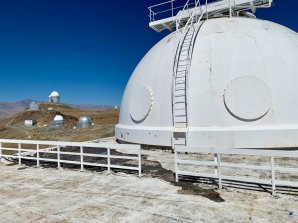 Kopule a výhled na část observatoře La Silla z ploché střechy dalekohledu E152. ESO, La Silla, Chile Autor: Zdeněk Bardon