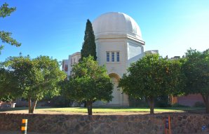 Historická budov observatoře kampusu University of Arizona. (povšimněte si pomerančovníků v popředí). Tucson, Arizona, USA Autor: Zdeněk Bardon