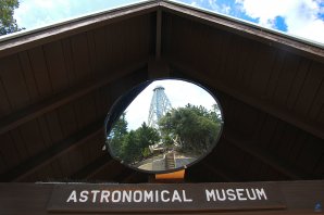 Sluneční věžový dalekohled v zrcadle nad průčelím Astronomického muzea. Mt. Wilson, Kalifornie, USA Autor: Zdeněk Bardon