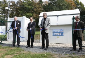 Slavnostní přestřižení pásky u příležitosti otevření nové observatoře. Zdeněk Bardon, prof. RNDr. Vladimír Karas, DrSc., prof. RNDr. Vladimír Baumruk, DrSc.a Pavel Suchan. Autor: Stanislava Kyselová, Akademický bulletin Archív Střediska společných činností AV ČR