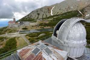 Pohled na kopuli 0,6 m dalekohledu Skalnaté Pleso a stanici lanovky Autor: Zdeněk Bardon