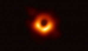 Slavný snímek stínu černé díry v galaxii M87. Fyzikové v Opavy se zabývají i toutou známou černou dírou. Autor: EHT Collaboration