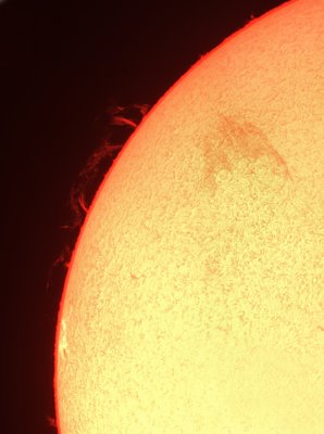Slunce 21. 8. 2021 h-alfa dalekohledem Lunt. Vidět můžeme protuberance na okraji i na samotném disku Slunce (tmavý oblouk). Navíc vycházela jasná aktivní oblast se skvrnami. Autor: Martin Gembec/iQLANDIA