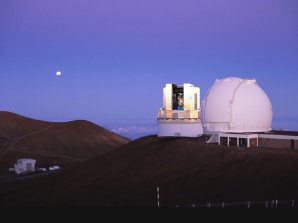 Kopule dalekohledů Subaru a Keck na Mauna Kea Autor: University of Hawaii Institute for Astronomy