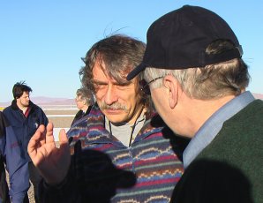 Dr. Stanislav Štefl (uprostřed) na hoře Paranal Autor: ESO