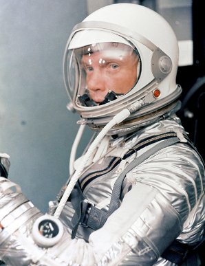 John Glenn ve skafandru během příprav k letu v lodi Friendship 7 (Mercury) Autor: NASA