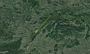 Průmět světelné dráhy bolidu z 13. ledna 2022 v atmosféře na zemský povrch. Stanice bolidové sítě jsou na mapce znázorněny bílými čtverci s černým středem. Celková zaznamenaná dráha bolidu byla 148.2 km dlouhá a bolid jí uletěl za 5.2 sekundy. Autor: Astronomický ústav AV ČR