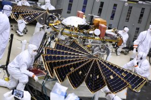 Sonda InSight při zkouškách rozevírání slunečních panelů během předletových příprav Autor: NASA