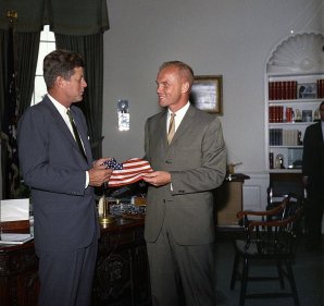 John Glenn a prezident USA John Fitzgerald Kennedy při předávání dárku Autor: Wikimedia Commons