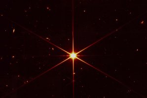 První zkušební snímek hvězdy 2MASS J17554042+6551277 pořídil JWST 16. března 2022 Autor: NASA/STScI