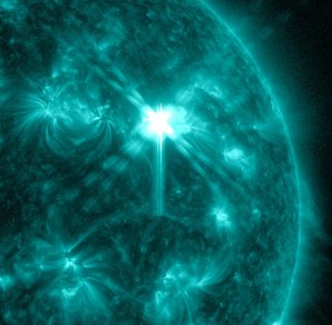 Jasný záblesk v ultrafialovém oboru při erupci X1 30. 3. 2022, jak jej zobrazila observatoř SDO Autor: NASA/SDO