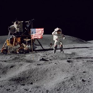 John Young salutující při výskoku na Měsíci během mise Apollo 16 Autor: NASA/Charles Duke