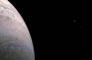 Detailní pohled na planetu Jupiter – vpravo jsou vidět měsíce Io a Europa Autor: NASA/JPL-Caltech/SwRI/MSSS, Image processing by Andrea Luck