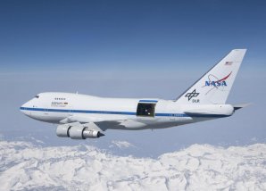 SOFIA letící nad sněhem pokrytým pohořím Sierra Nevada s otevřeným krytem dalekohledu během zkušebního letu; jedná se o upravený letoun Boeing 747SP Autor: NASA/Jim Ross