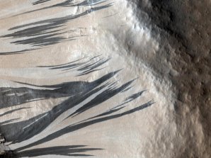 Svahové pruhy zaznamenané kamerou HiRISE na palubě sondy MRO v oblasti Acheron Fossae na Marsu Autor: NASA/JPL-Caltech/University of Arizona