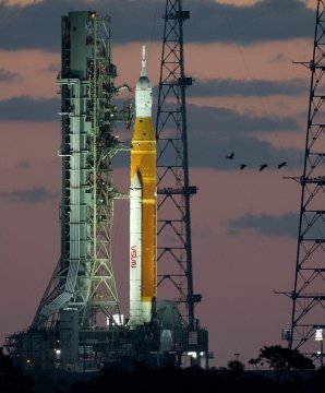 Raketa SLS před testovacím odpočtem mise Artemis I Autor: NASA/Joel Kowsky