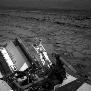Rover Curiosity použil levou navigační kameru (NavCam) k zaznamenání pohledu do mělké deprese nazvané „Yellowknife Bay“ Autor: NASA/JPL-Caltech