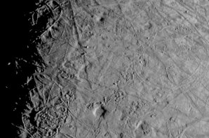 Detailní snímek části povrchu měsíce Europa Autor: NASA/JPL-Caltech/SwRI/MSSS
