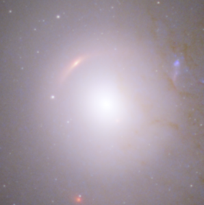 Gravitační čočka probíhající kolem hmotného centra eliptické galaxie. Autor: NASA/JWST/HST