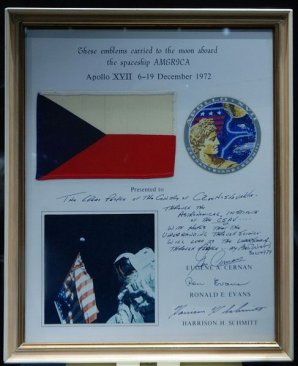 Československá vlajka spolu s podpisy astronautů mise Apollo 17, kterou vzal Eugene Cernan na Měsíc a později přivezl osobně do ČSSR, vystavena v kopuli Perkova dalekohledu v Ondřejově Autor: Wikimedia Commons
