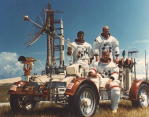 Posádka Apolla 17, stojící (zleva): Harrison Schmitt, Ronald Evans, sedící Eugene Cernan Autor: NASA
