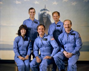 Posádka raketoplánu Challenger při misi STS-7. Zleva: Sally Rideová, John Fabian, velitel Robert Crippen, Norman Thagard a pilot Frederick Hauck. Autor: Wikimedia Commons