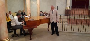 Vojtěch Vančura zpívá u klavíru A. Bečváře. Brandýs n. Labem 13. 5. 2022 Autor: foto Štěpán Kovář