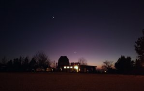 Venuše a Jupiter nad turnovskou hvězdárnou 8. 2. 2023 v 18:15 SEČ. Xiaomi Mi 8 Lite, 4 sekundy, ISO 800. Autor: Martin Gembec