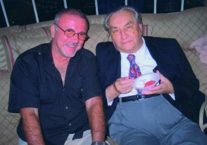 Autor článku Miloš Forst s Mirkem Plavcem 28. října 2007, kdy se potkali naposledy u příležitosti VIP párty na českém konzulátě v Los Angeles (foto Luboš Čížek)