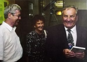 Mirek Plavec (vpravo) převzal Nušlovu cenu za rok 2000, na snímku s manželkou Zdeňkou a Jiřím Grygarem 
(foto archiv Miroslava Plavce)