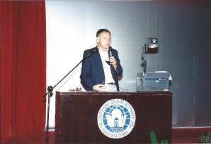 Přednáška na Symposiu IAU 156 v Šanghaji (1992) Autor: Archiv Jana Vondráka