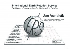 Ocenění zásluh Jana Vondráka během předsednictví Řídícího výboru IERS v letech 2001–2004 Autor: Archiv Jana Vondráka
