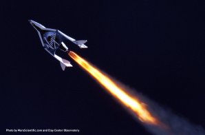 První let SpaceShipTwo se zažehnutým raketovým motorem 29. 4. 2013 Autor: Virgin Galactic|/Marsscientific.com/Clay Center Observatory