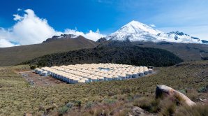 Cherenkovův detektor HWAC v Mexiku v nadmořské výšce 4100 m. Skládá se ze 5 m vysokých nádrží, z nichž každá obsahuje 188 000 litrů vody. Autor: Jordanagoodman, licence CC-BY-SA 4.0