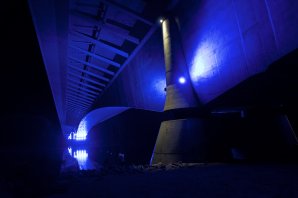 Lužný most v Bratislavě, ukázka nevhodného architektonického osvětlení. Modré světlo je velmi nevhodné co se týče vlivu na noční životní prostředí. Autor: Odborná skupina pro tmavé nebe