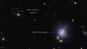 Mateřská galaxie neutronových hvězd, které se srazily v kilonovu (vlevo nahoře). Autor: ESA/JWST