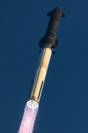 Dechberoucí pohled na monstrózní sestavu Super Heavy Starship krátce po startu na misi IFT-2 Autor: X/SpaceX