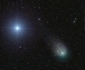 Vega a kometa 12P Pons-Brooks Autor: Dan Bartlett (APOD)