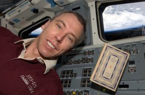 Andrew Feustel a písně kosmické v kabině raketoplánu Atlantis při misi STS-125. Autor: NASA
