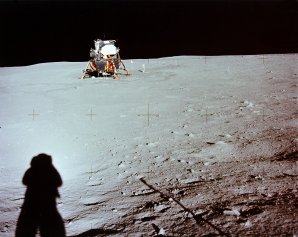 V popředí stín Neila Armstronga a v dálce lunární modul Eagle. Autor: NASA - Apollo 11 history