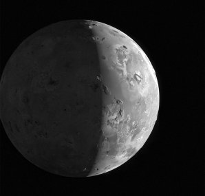 Jupiterův měsíc Io na černobílém snímku přes zelený filtr kamery Junocam sondy Juno. Snímek byl pořízen při třetím těsném průletu kolem měsíce (Perijove 58, 3. 2. 2024) s cílem najít změny ve vulkanické činnosti a zmapovat případný oceán podpovrchového magmatu. Autor: NASA/JPL-Caltech/SwRI