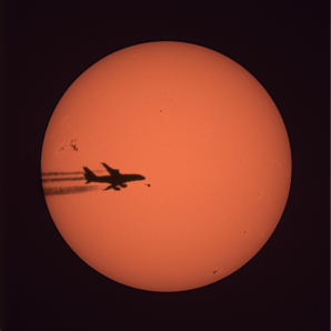 Slunce se skvrnami a přelétající Airbus A380 (6. 2. 2024, dalekohled Seestar S50) Autor: Jakub Mazúr