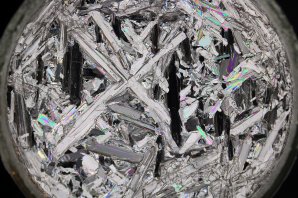 Makrosnímek krystalů síranu hořečnatého pod polarizovaným světlem Autor: Heiko4 - licence cc-by-sa 4.0