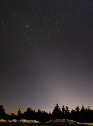 Zvířetníkové světlo 3. března 2021 z Ještědky (parkoviště pod vrcholem Ještědu). Panorama tří snímků nad sebou 35mm objektivem Sigma a Canonem 6Dmod. Autor: Martin Gembec